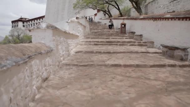 Potala merdiven. Lhasa Potala yer. Tibet manastır. — Stok video