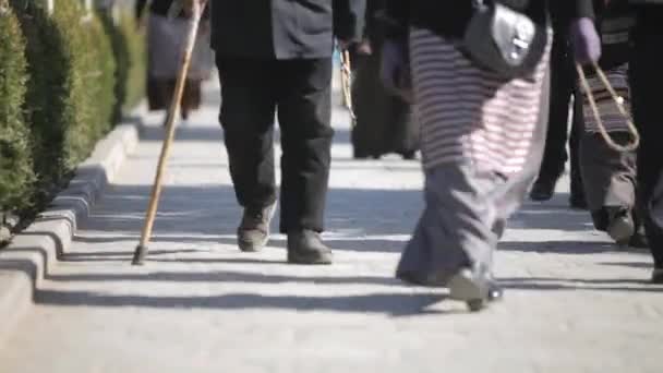 Okänd man med käpp gå på gatorna. Asiatiska människor — Stockvideo