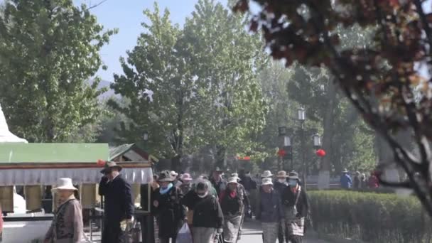 Tibet, Lhasa, 2015 olabilir. İbadet tekerlerimi iplik. — Stok video