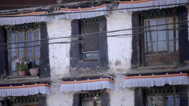 Beyaz Tibet içinde pencere eşiği ile bina. Tibet mimarisi. — Stok video