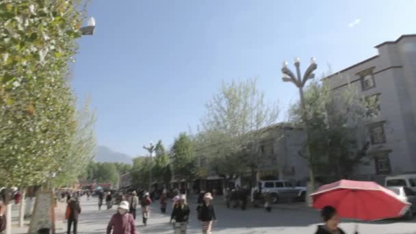 Tibet, Lhasa, maio de 2015. Um monte de pessoas andando na rua no Tibete . — Vídeo de Stock