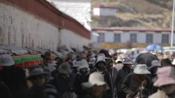 Tibet, Lhasa, maj 2015. En massa människor som gick på gatan i Tibet. — Stockvideo