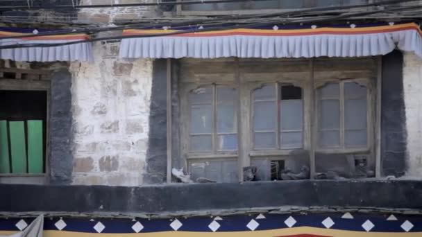 Edificio con ventanas en el Tíbet. Arquitectura tibetana . — Vídeo de stock