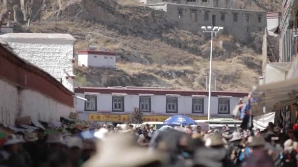Тибет, Лхаса, май 2015 года. Местные жители в Ласе — стоковое видео