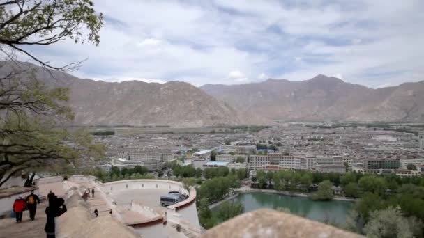 Kilátás a magasból a Potala templom Lhasa város. — Stock videók