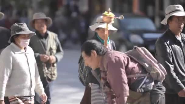 Kina, Tibet, Lhasa, maj 2015. Pilgrim bön och utmattning framför ett tempel. — Stockvideo