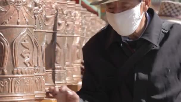 Tibet, Lhasa, maggio 2015. Pellegrini e gente del posto fanno una kora intorno al tempio — Video Stock