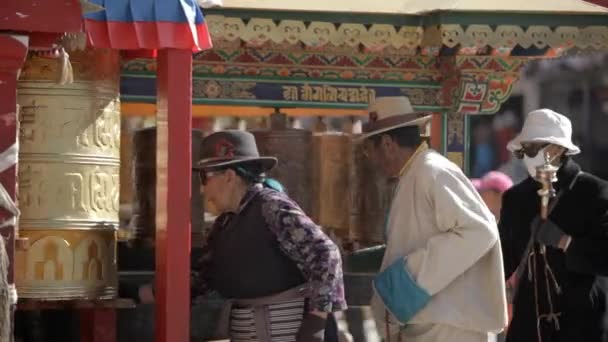 チベット、ラサ、2015年を可能性があります。忠実な仏教徒の tibetian 祈りの輪. — ストック動画