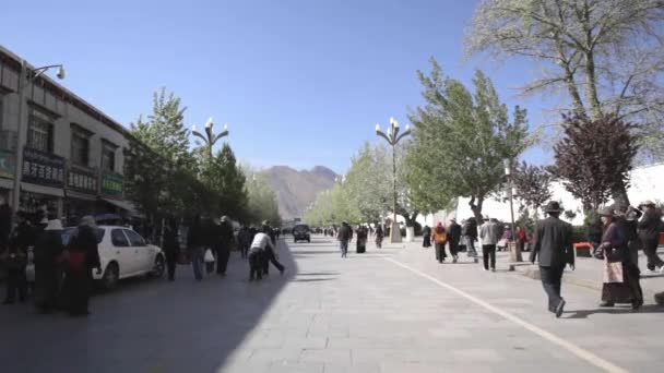 Tibet-Lhasa, květen 2015. Spousta lidí, kteří jdou na ulici v Tibetu. — Stock video