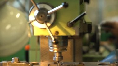 o matkap metal kalıp içinde döndürür. Kalıpları imalatı.
