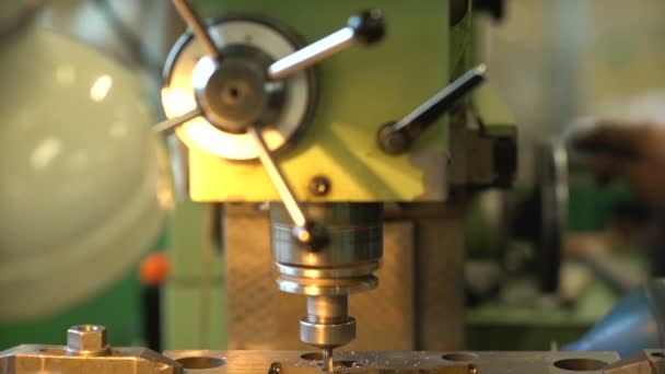 il foret tourne dans le moule en métal. Fabrication de moules .