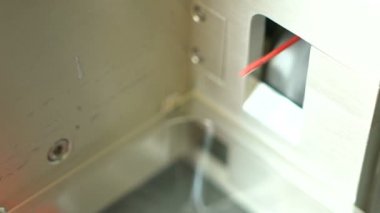 Kırmızı kabloları yükleme yere düşer. Bitmiş tel.