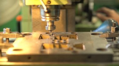 Matkap metal kalıp içinde döndürür. Kalıpları imalatı.