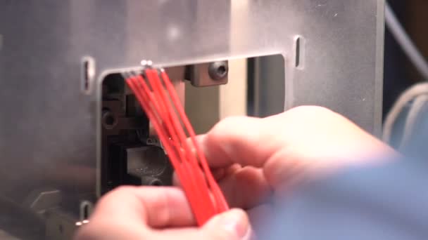 Crimp ledningar. Gilzovanie ledningar. Elektroniktillverkning — Stockvideo