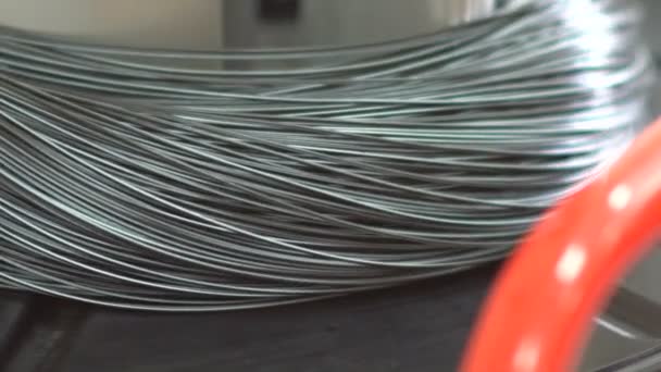 Dlouhý kovový kabel omotaný kolem instalace. — Stock video