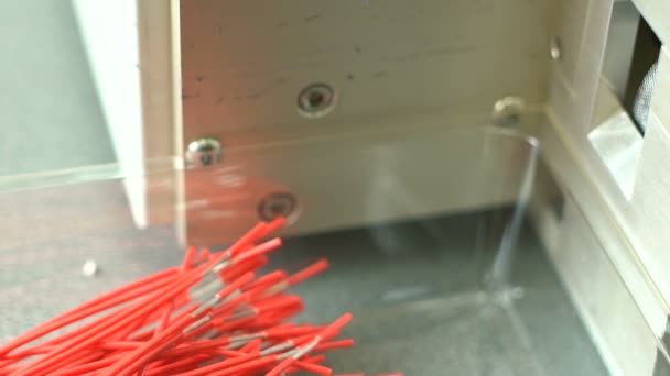 Producción de cables y arneses. Cables rojos caen al suelo de la instalación . — Vídeo de stock