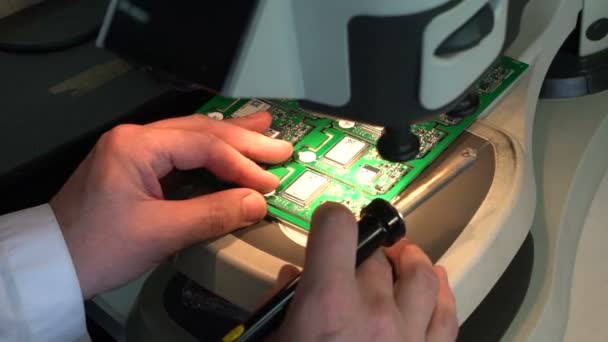 El ingeniero comprueba la placa de circuito impreso . — Vídeos de Stock