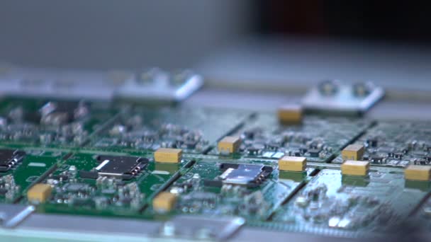 Op de groene Ic chip automatisch toegepast. Hightech productie. — Stockvideo