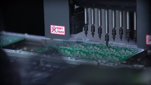 生産はプリント回路基板です。ハイテク製造業. — ストック動画