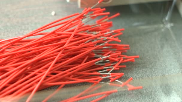 Červené kabely klesnout na podlaze instalace. Hotové drát. — Stock video