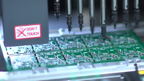 Memproduksi Printed Circut Board. Manufaktur keripik elektronik . — Stok Video