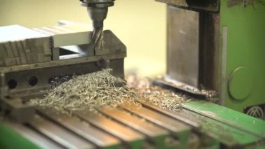 Freze makinesi. Etrafında dönen bir tatbikat metal talaşı.