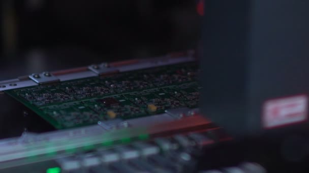 Zautomatyzowane Circut maszyna produkuje drukowane elektronicznych płytki — Wideo stockowe