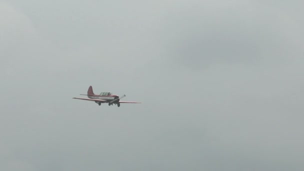 Rusia, Novosibirsk, 31 de julio de 2016: El avión Yak-52 sigue reduciendo . — Vídeo de stock