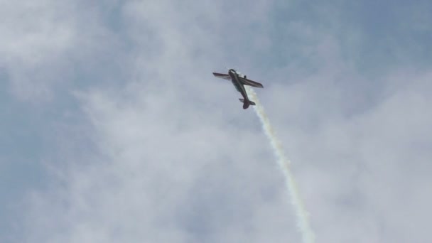Росія, Новосибірськ, 31 липня 2016: Літак як-52 робить барель. — стокове відео