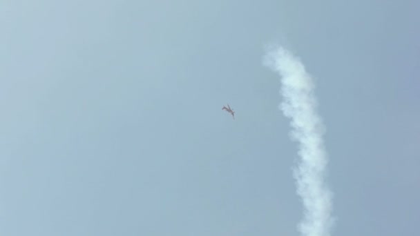 Ryssland, Novosibirsk, 31 juli 2016: Extra aerobatic plan gör ett trick i luften — Stockvideo