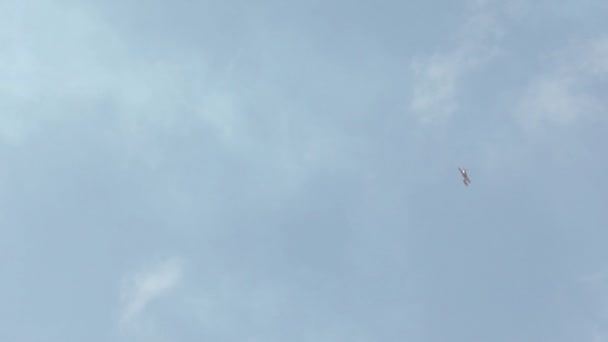 ロシア、ノヴォシビルスク、2016 年 7 月 31 日: 余分な曲技飛行の平面が空気中のスタントを行う — ストック動画