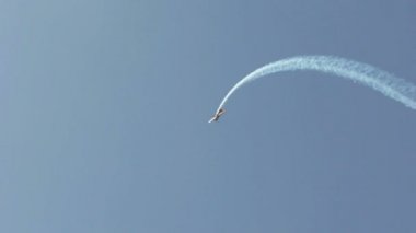 Rusya, Novosibirsk, 31 Temmuz 2016: Ekstra akrobasi uçağı bir döngü yapar