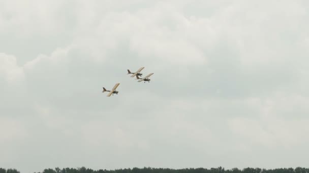 Russia, Novosibirsk, July 31, 2016: Three Extra aerobatic planes flying close. — Stock Video