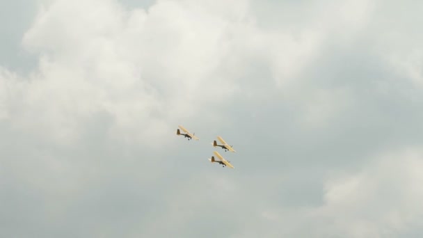 Rusko, Novosibirsk, 31. července 2016: Tři Extra akrobatického letadla letící blízko. — Stock video