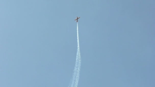 Russland, Nowosibirsk, 31. Juli 2016: Extrakunstflugzeug steigt in den Himmel — Stockvideo