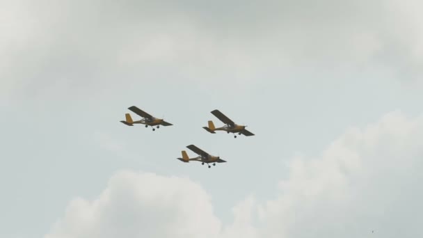 Rusia, Novosibirsk, 31 de julio de 2016: tres aviones acrobáticos extra que vuelan cerca . — Vídeo de stock