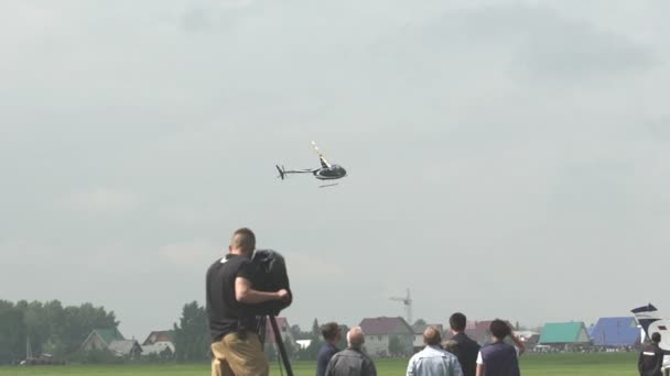 Rusland, Novosibirsk, 31 juli 2016: helikopter in de lucht over de mensen — Stockvideo