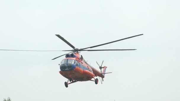 Ryssland, Novosibirsk, 31 juli, 2016: helikoptern landar. T — Stockvideo