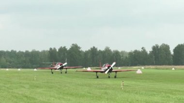 Rusya, Novosibirsk, 31 Temmuz 2016: İki Yak-52 pistte