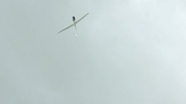 Rusya, Novosibirsk, 31 Temmuz 2016: Gri gökyüzünde beyaz yelkenli.