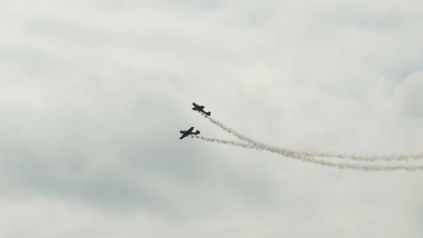 Russia, Novosibirsk, July 31, 2016: Two aircraft are flying towards each other — Stock Video