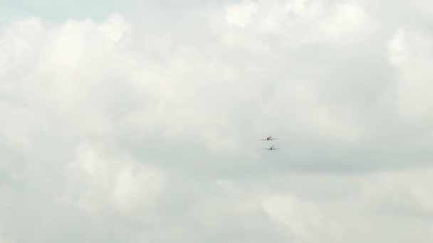 Rusko, Novosibirsk, 31. července 2016: letadla létají blízko a zanechá stopy — Stock video