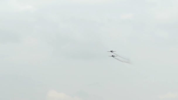 Rusia, Novosibirsk, 31 de julio de 2016: Equipo de demostración en Yak-52 . — Vídeo de stock
