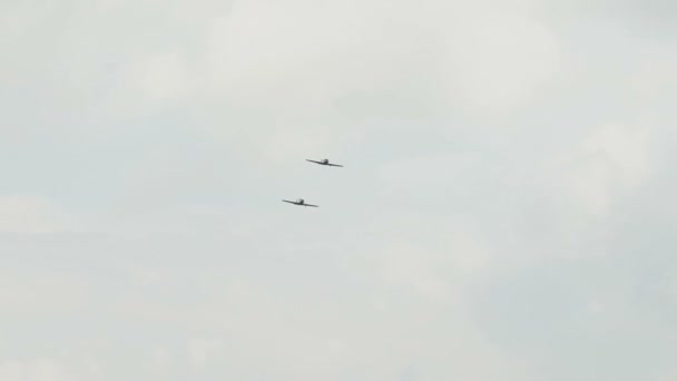 Ρωσία, Νοβοσιμπίρσκ, 31 Ιουλίου, 2016: δύο αεροπλάνα πετούν. — Αρχείο Βίντεο