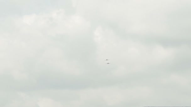 ロシア、ノボシビルスク、2016年7月31日:2人のヤコブレフが飛んでいる — ストック動画