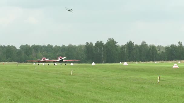 Rusia, Novosibirsk, 31 de julio de 2016: Dos Yak-52 preparándose para el despegue — Vídeo de stock