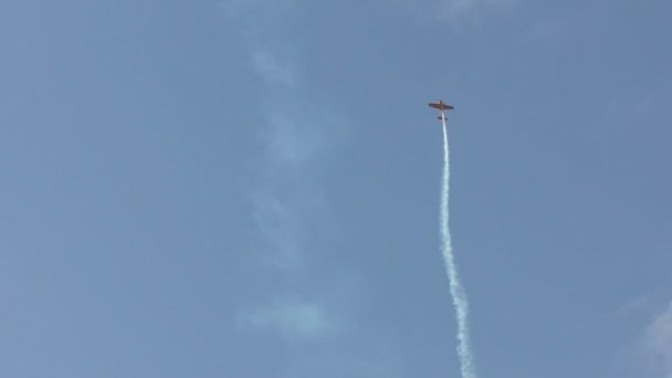 Rusya, Novosibirsk, 31 Temmuz 2016: Ekstra akrobasi uçağı varil yapar. — Stok video
