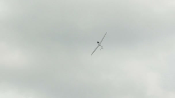 Ryssland, Novosibirsk, 31 juli, 2016: White glider cirkling i luften. — Stockvideo