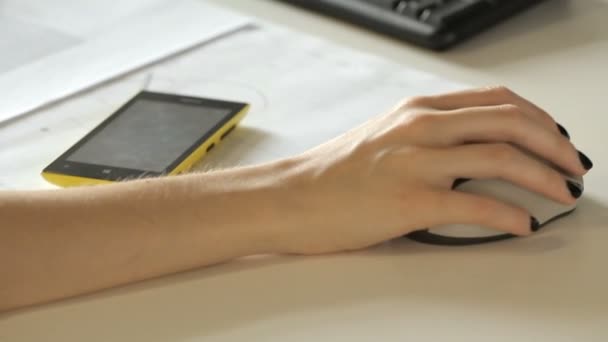 Γυναικείο χέρι σε ένα ποντίκι του υπολογιστή. Γυναίκα, κάντε κλικ στο ασύρματο ποντίκι — Αρχείο Βίντεο