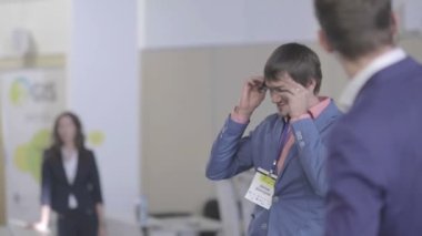 Rusya, Novosibirsk, Kasım 2014: hoparlör google-cam denemek için verir